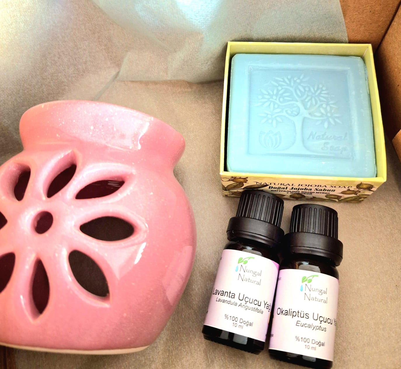 1 adet seramik Buhurdanlık, 2 adet uçucu yağ Lavanta- Okaliptüs, doğal jojoba sabunu